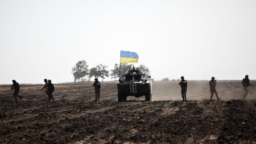 Ukrajinští vojáci s obrněným transportérem