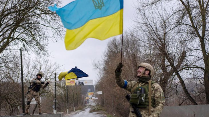 Ukrajinští vojáci s vlajkami
