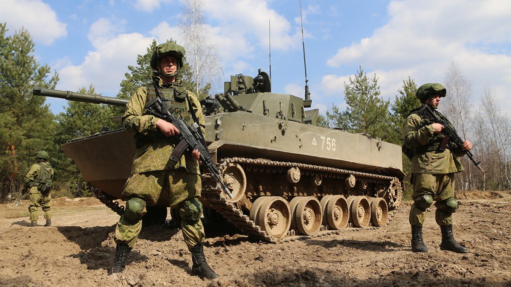 Ruští výsadkáři s vozidlem BMD-4M