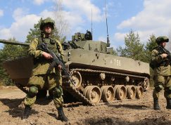 Ruští výsadkáři s vozidlem BMD-4M