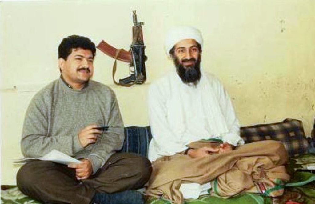 AKS-74U, Usama bin Ladin se svojí zbraní při rozhovoru s pakistánským novinářem, 1998