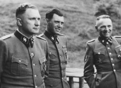 Josef Mengele mezi veliteli tábora Osvětim Richardem Baerem (vlevo) a Rudolfem Hössem