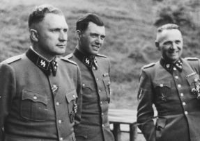 Josef Mengele mezi veliteli tábora Osvětim Richardem Baerem (vlevo) a Rudolfem Hössem