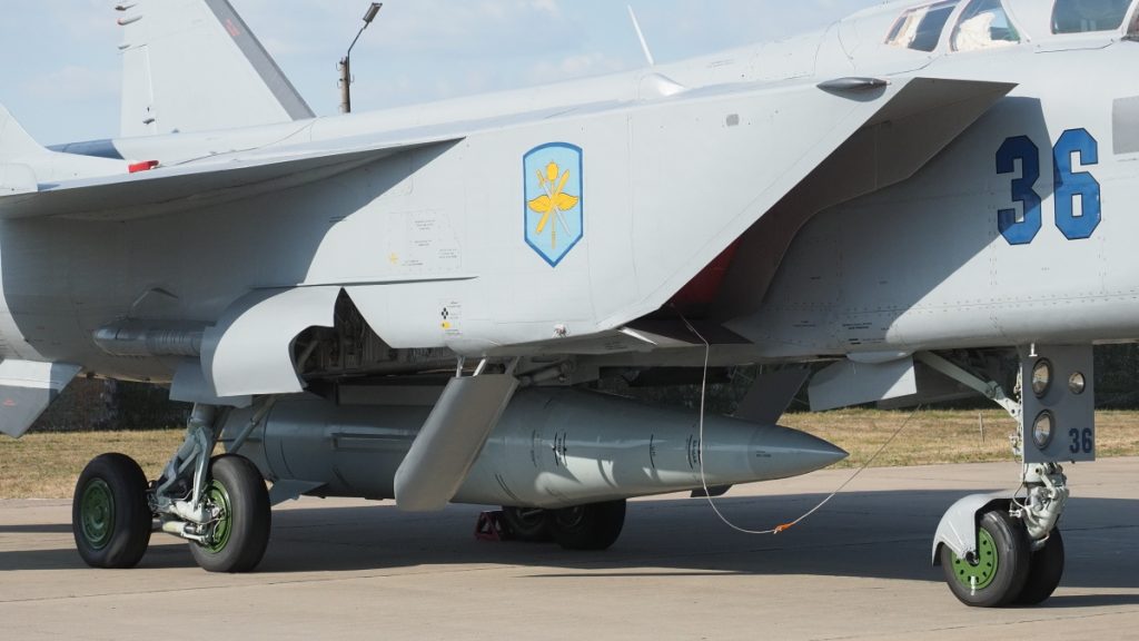 Ch-47M2 Kinžal pod trupem MiG-31K