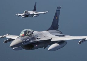 Dvojice rumunských F-16