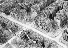 Bombardováním zničené domy Hamburku