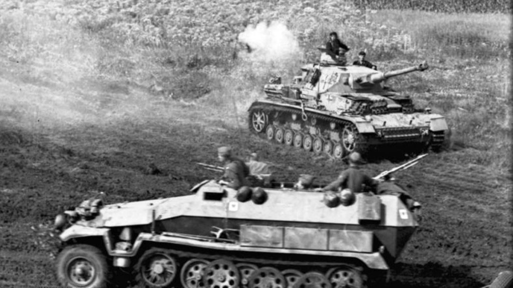 Německý tank Panzer VI a transportér Sd.Kfz. 251