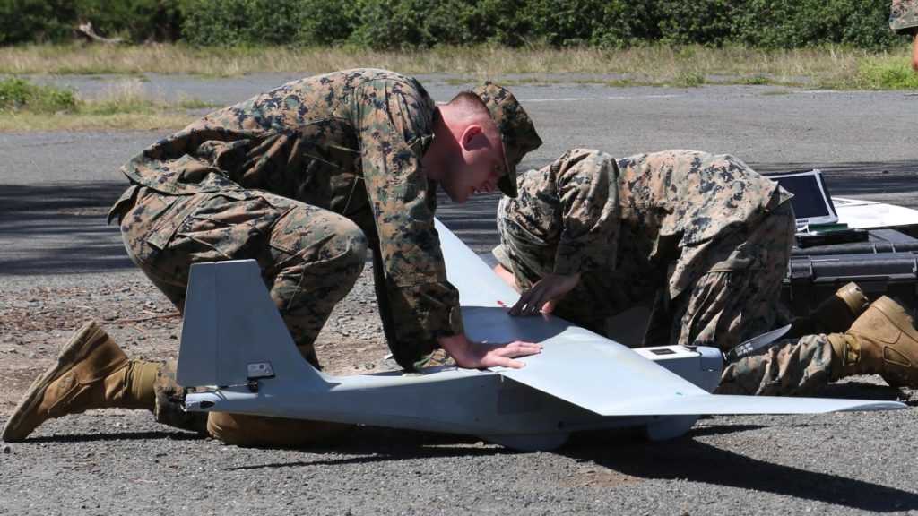 Američtí mariňáci připravují dron RQ-20 Puma