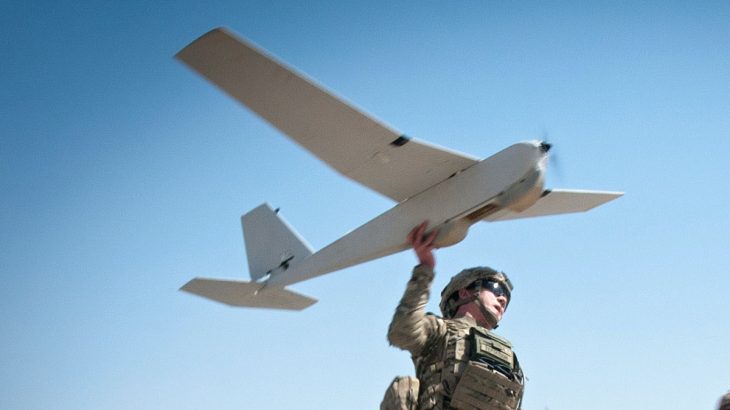 Voják vypouští dron RQ-20 Puma