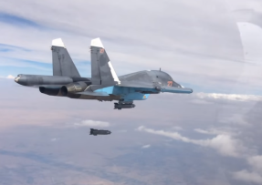 Ruský bombardér Su-34 svrhává pumu