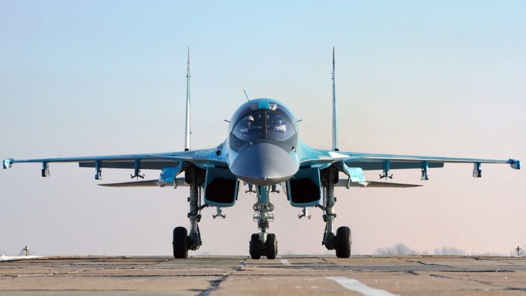 Su-34 při vzletu s viditelným nasáváním obou motorů