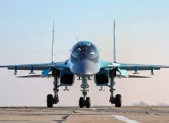 Su-34 při vzletu s viditelným nasáváním obou motorů