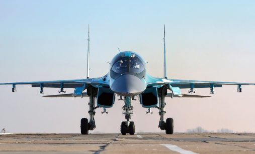 Su-34 při vzletu s viditelným nasáváním obou motorů