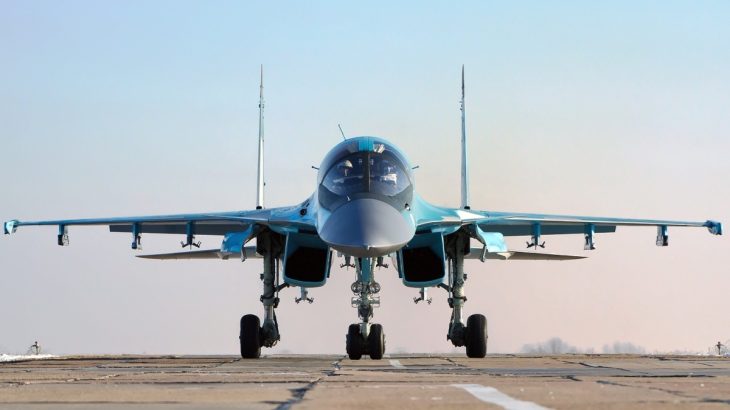 Su-34 při vzletu s viditelným nasáváním obou motorů