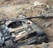 Tank T-72 s věží oddělenou po explozi munice