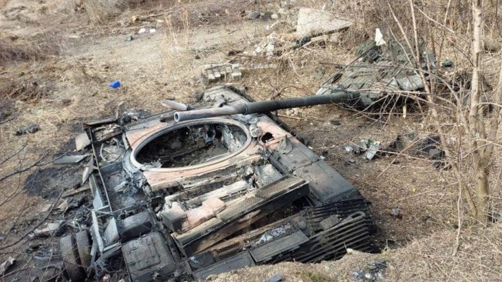 Tank T-72 s věží oddělenou po explozi munice