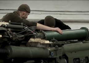 Ukrajinští technici opravují houfnici M777