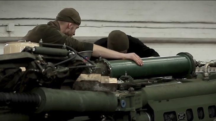 Ukrajinští technici opravují houfnici M777
