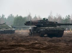 Polský Leopard 2 (vpředu) a britský Challenger 2 na cvičení