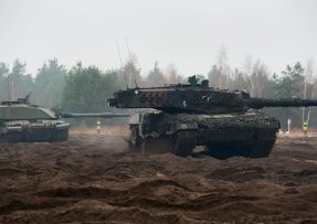 Polský Leopard 2 (vpředu) a britský Challenger 2 na cvičení