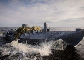 Plující námořní dron Sea Baby s raketami