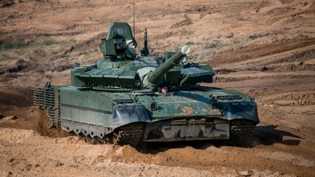 Tank T-80BVM a blátivém terénu