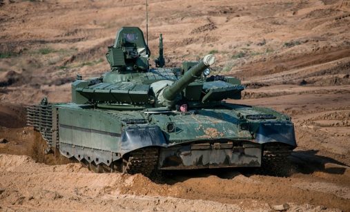 Tank T-80BVM a blátivém terénu