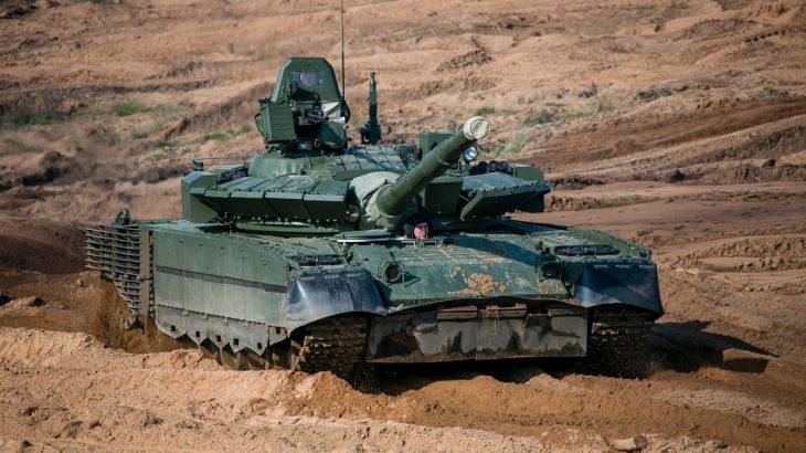 Tank T-80BVM a blátivém terénu