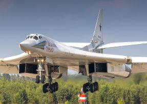 Bombardér Tu-160 při přistání