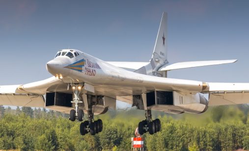 Bombardér Tu-160 při přistání