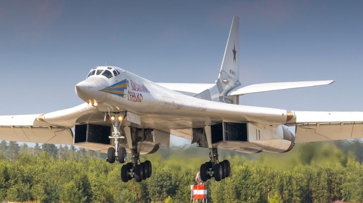 Bombardér Tu-160 při přistání