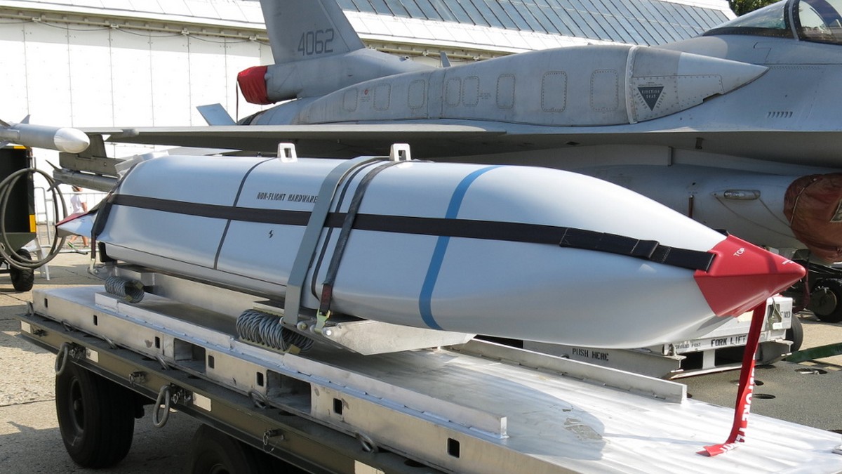Kdyby mělo Polsko střely AGM-158B-2 s dosahem až 1 900 km, mohlo by snáze „držet pod krkem“ Moskvu