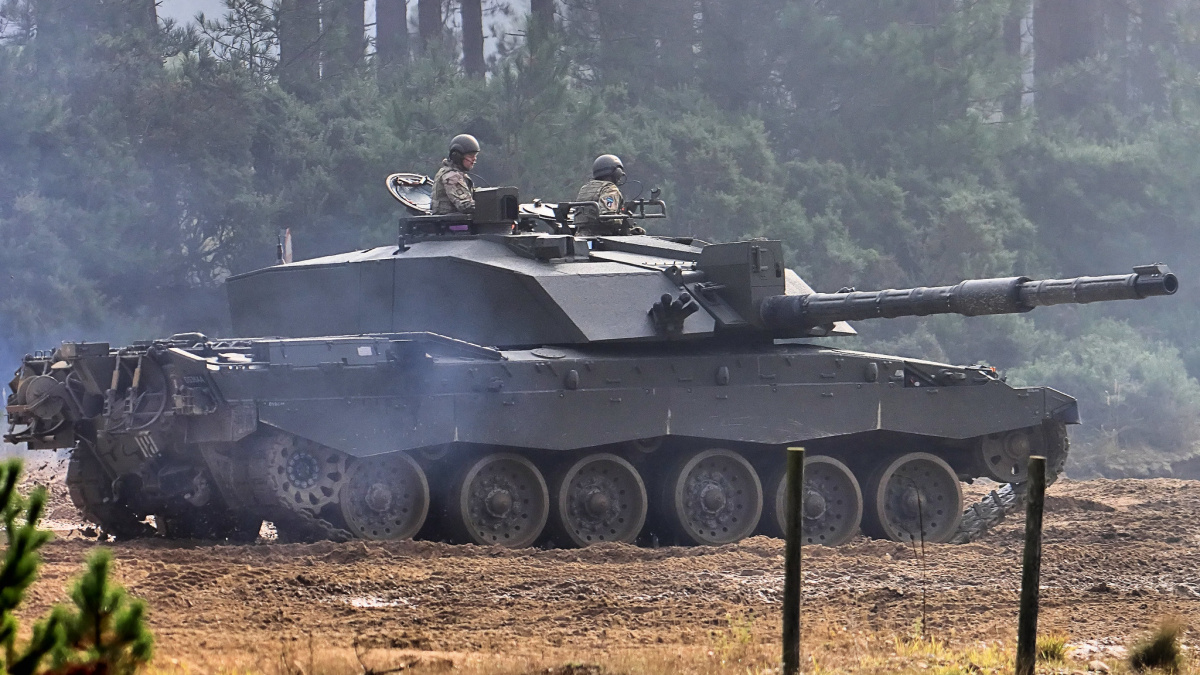 Video: Challenger 2 v rukách Ukrajinců zapadl skoro až po věž, když se řidič snažil nezkušeně projet přes pole