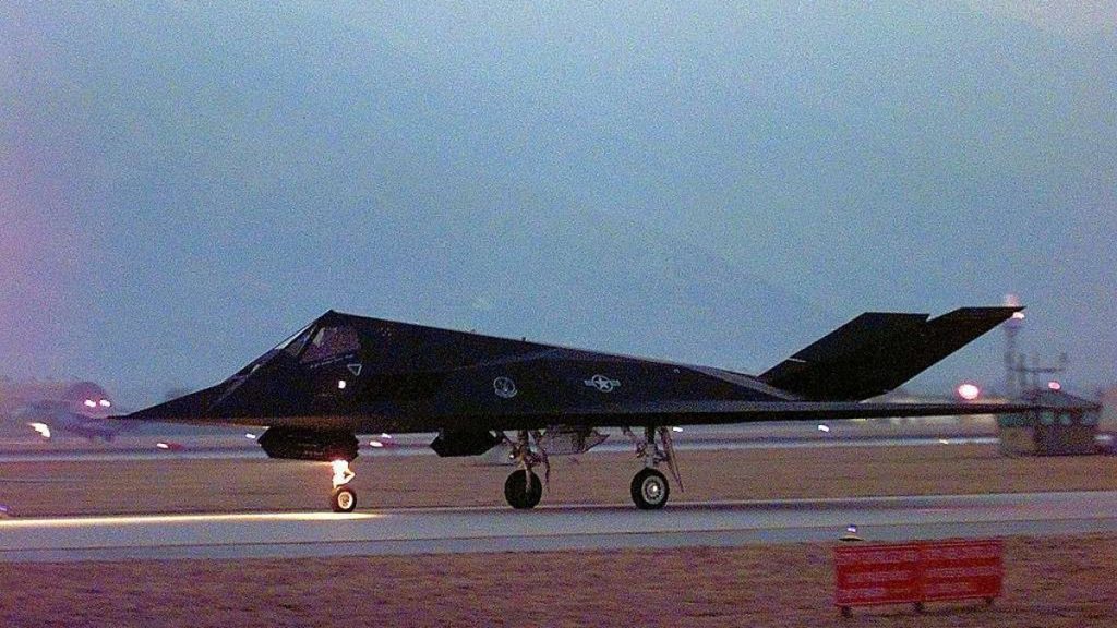 F-117 startuje k bombardování Jugoslávie silami NATO