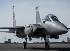 Letoun F-15EX na letišti