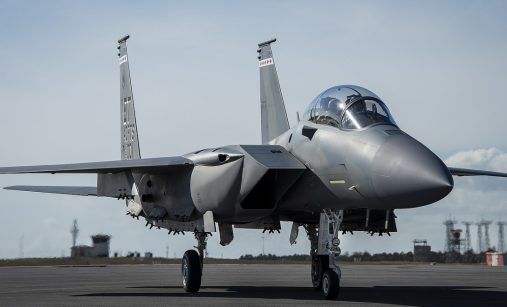 Letoun F-15EX na letišti