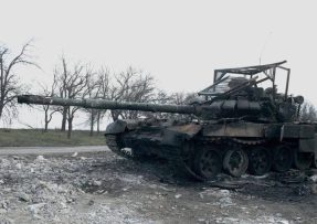Zničený T-72 s klecovou ochranou