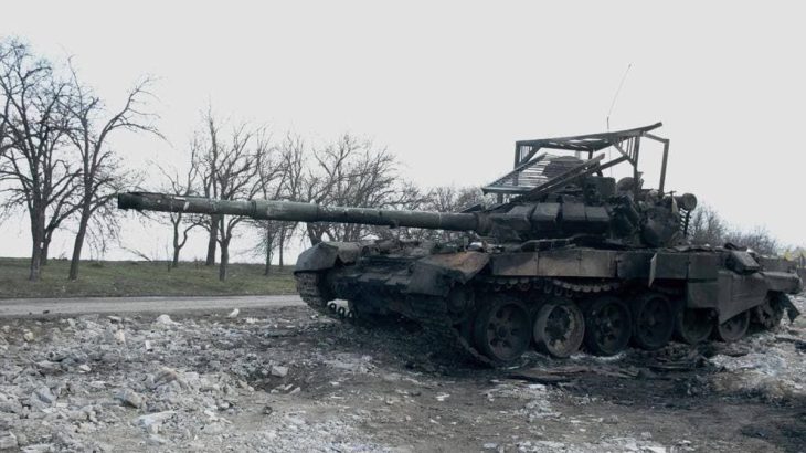 Zničený T-72 s klecovou ochranou