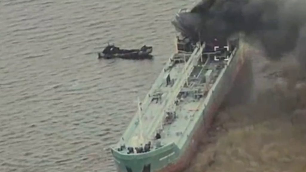 Video: nehybný ruský tanker je pro 230kg naváděnou pumu snadný cíl. Stačí se dobře trefit a exploze dosáhne až do půlky lodě