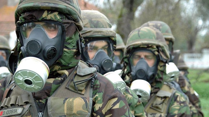 Vojáci NATO v plynových maskách