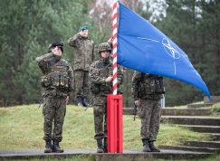 Vojáci s vlajkou NATO