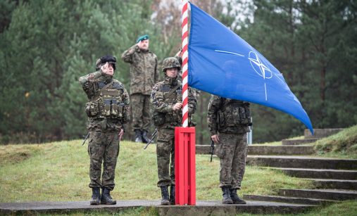 Vojáci s vlajkou NATO