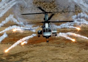Vrtulník CH-46 Sea Knight odpaluje světlice
