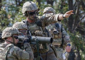 Američtí výsadkáři při cvičení NATO