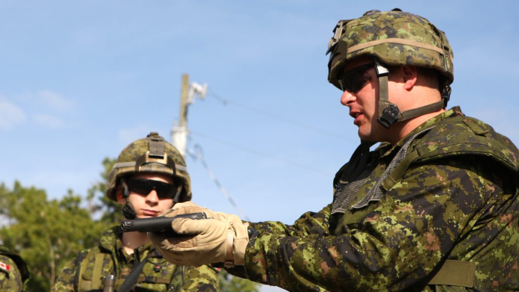 Kanadský voják s Browning Hi-Power