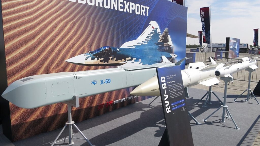 Střela Ch-69 na výstavě v Dubaji