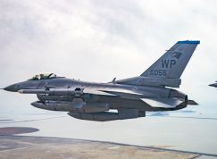 Letouny F-16 nad pobřežím