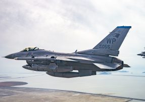 Letouny F-16 nad pobřežím
