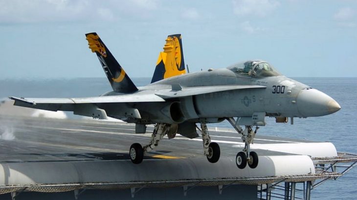 F/A-18 Super Hornet startuje z lodi