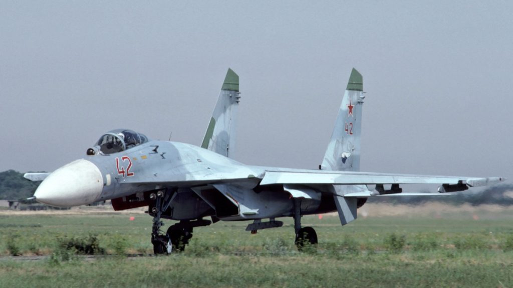 Letoun Su-27 na letišti